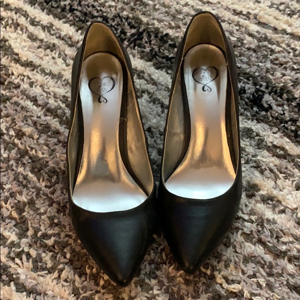 Like new size 9 black heels